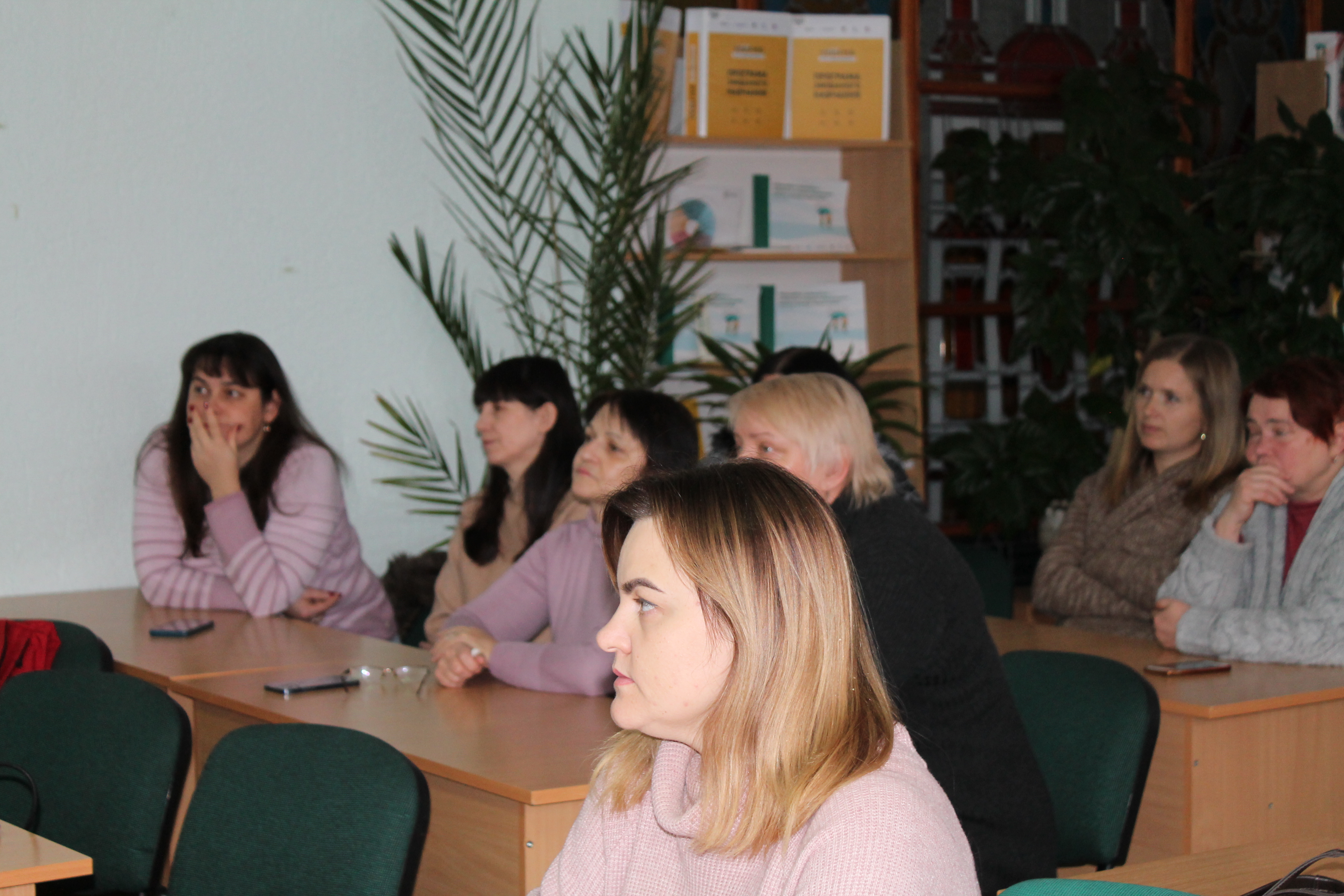 Тетяна Скуратко та працівниці бібліотеки